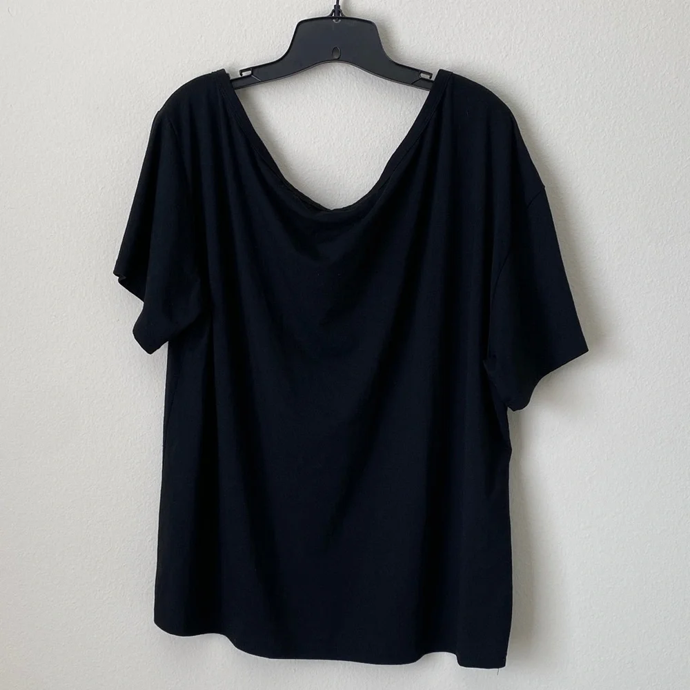 Elegant Black Short Sleeve Women's Tee - Picture 3 of 5